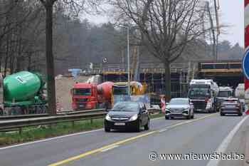Lanklaar overspoeld door honderdtal betonmixers: 750m³ beton gestort op ecoduct over de Boslaan