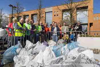 “Onze gemeentelijke lenteschoonmaak was helaas een succes”: twee matrassen uit berm en 155 kilo ander sluikstortafval