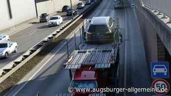 Unbekannter Täter wirft Ball von Brücke über B17 auf fahrendes Auto