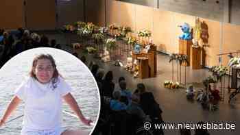 Bijna duizend mensen veranderen Populier in blauwe zee voor afscheid Dinte (12)