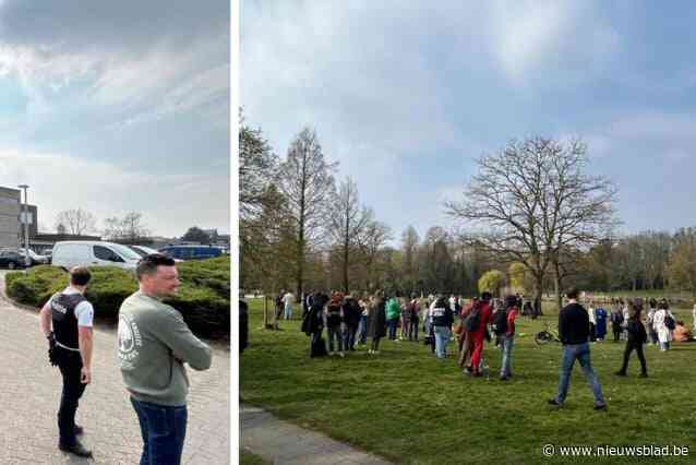 Ruim 1.300 leerlingen Athena campus Drie Hofsteden geëvacueerd na bommelding: “Gelukkig was het mooi weer”