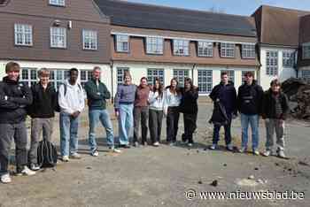School smijt speelplaatstegels buiten en verwelkomt bomen en druivenranken: “Zullen minder ruzies van komen”