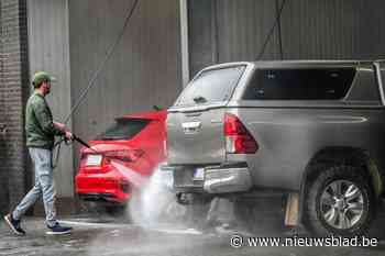 Saharastof drijft Limburger massaal naar de carwash: “Nooit eerder was het hier zo druk”