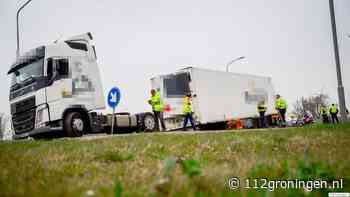 Vrachtwagen verliest trailer bij Wagenborgen