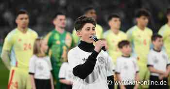 U-21-Länderspiel: 13-Jähriger sorgt mit Nationalhymne für Gänsehaut