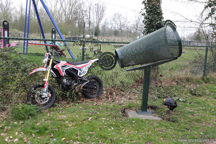 Bestuurder schakelbrommer gewond na botsing tegen afvalbak
