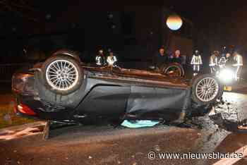 Spectaculair ongeval in de Blokkestraat in Zwevegem: “Audi A3 raakt zeven boompjes vooraleer hij op dak belandt”