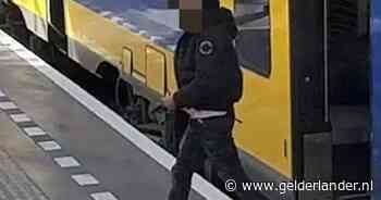 Man stapt met vuurwapen uit de trein en wilde mogelijk trekker overhalen op vol perron