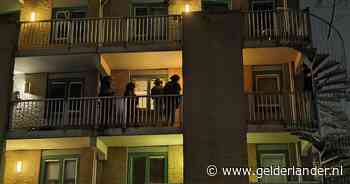 Man uit woning gehaald door arrestatieteam, actie trekt veel bekijks