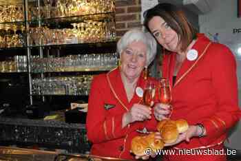 Evelien (38) en Kathleen (65) serveren pietjes en tietjes in café: “Voor fans van pikante carnavalsbroodjes”