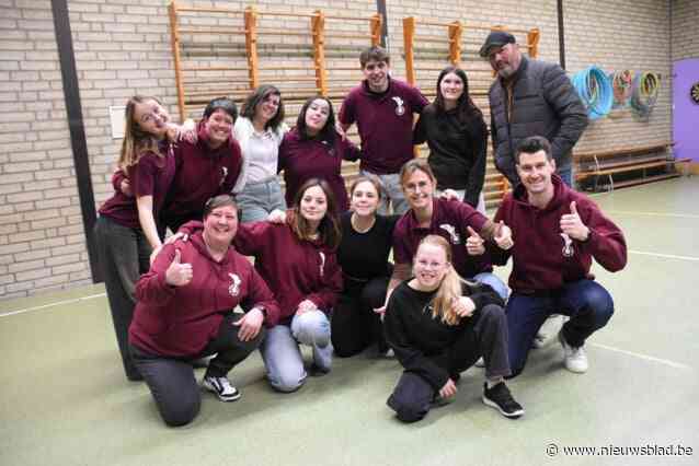CARNAVAL HALLE. Azuu En Ni Anders brengt ode aan sfeer in hun eigen camionette