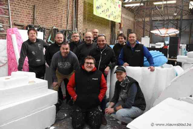 CARNAVAL HALLE. Froesjeleirs gaan met de zeppelin de lucht in