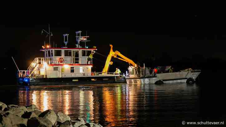 Stuurloos amfibievoertuig lekt olie in Rijn