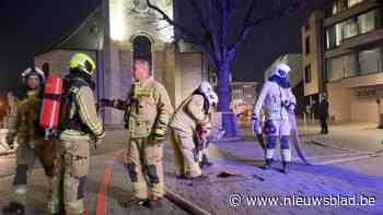 Brandweer houdt oefening in Puurse Sint-Pieterskerk: “Belangrijk om te oefenen hoe we snel bluswater boven in de toren krijgen”