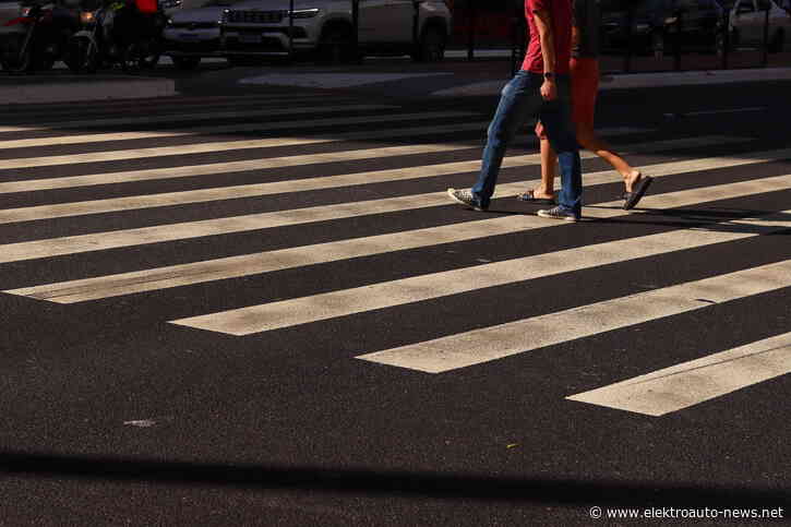 Mobil in Deutschland: Pkw-Verkehr nimmt ab, Deutsche gehen mehr zu Fuß