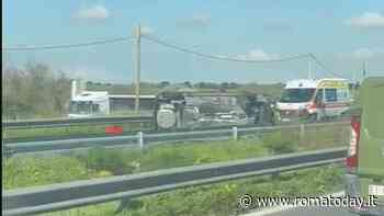 Incidente sulla Pontina: automobilista si ribalta in carreggiata, strada chiusa