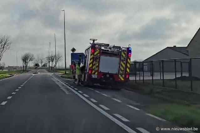 Brandweer ruimt aardkluiten van fietspad in Avekapelle