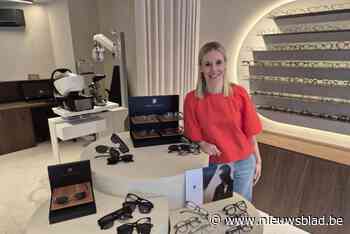 Yasmin (33) tovert huiskamer om tot optiekzaak Optiek Yasmin