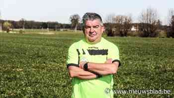 Eric Deckers stopt na 35 jaar als lijnrechter: “Vijf kilometer lopen per wedstrijd, vaak zijwaarts, dat begint door te wegen”