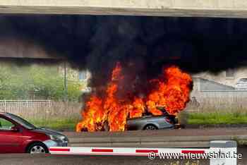Auto brandt uit onder fly-over: grote rookpluim en verkeershinder