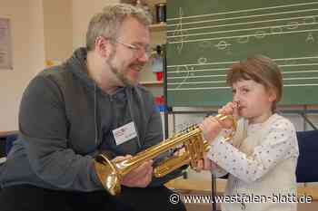 Kinder testen Trompete, Cello und Co.