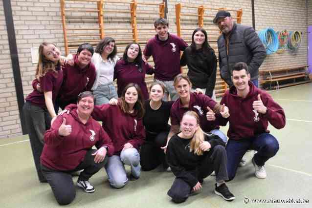 CARNAVAL HALLE. Azuu En Ni Anders brengt ode hun eigen camionette