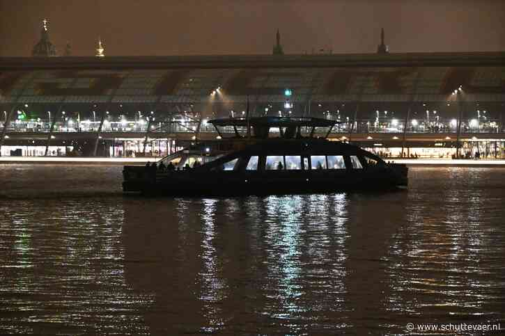 Schipper verblind door fatbike-lamp: GVB-pont vaart tegen kade in Amsterdam