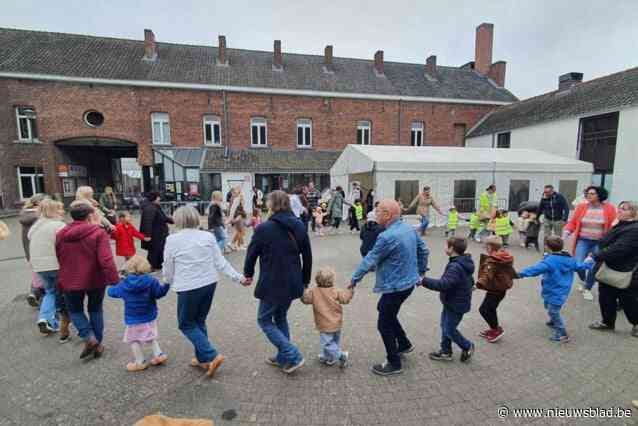 Grootouders en kleinkinderen spelen samen spelletjes van vroeger op grootouderdag