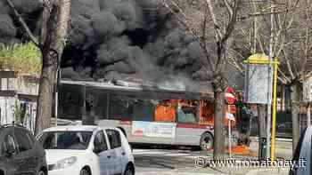 Un autobus è stato distrutto dalle fiamme a Villa Bonelli