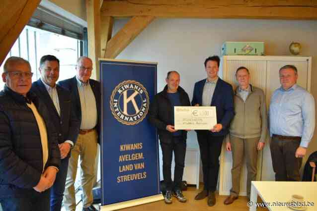 Serviceclub Kiwanis steunt zorginstelling Heuvelheem voor aankoop tillift