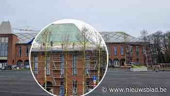 Leien van Mortsels stadhuis verwijderd om tegen de paasvakantie toch een afgewerkt dak te hebben