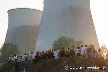 Gedichten van inwoners worden geprojecteerd op iconische koeltorens: “Onze stad heeft verhalen die wachten om verteld te worden”