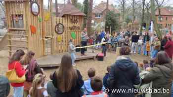 Buren tevreden over nieuw speelterrein in Guido Gezellelaan: “Crossbos is nu volwaardige speelplek”
