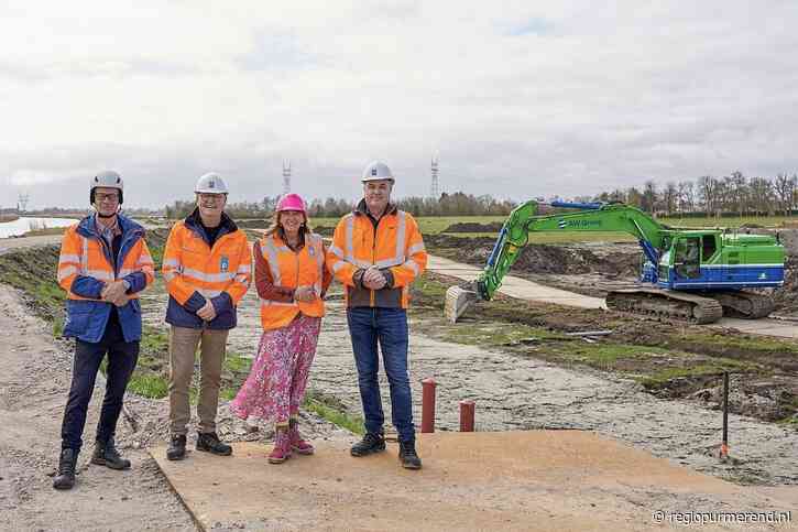 Bestuurders vieren start verbetering fiets- en voetpad Oudelandsdijkje tussen Purmerend en Ilpendam