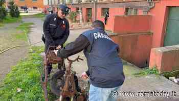 Droga, siringhe e carcasse di motorini incendiati tra i lotti del Quarticciolo