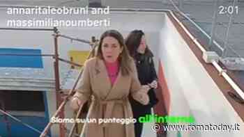 Social, Gualtieri non ha fatto scuola. L'assessora municipale si filma nel cantiere senza casco e gilet