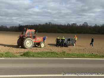 Auto slaat over de kop en belandt in weiland