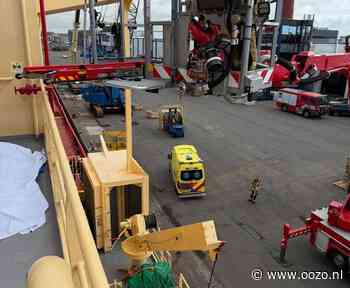 Brandweer haalt persoon van schip in IJmuiden met hoogwerker