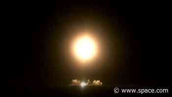 Rocket Lab launches 8 wildfire-hunting satellites into orbit from New Zealand (video)