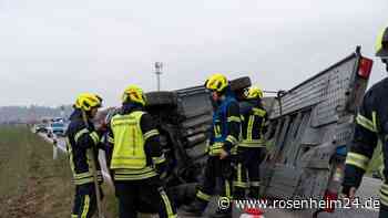 Transporter mit Auto-Anhänger kippt auf der Grabenstätter Straße um