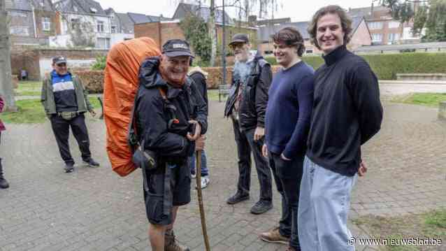 Leo (71) wandelt door 581 gemeenten tegen armoede: “Er moeten structurele maatregelen komen”
