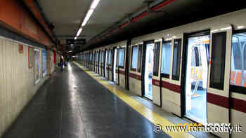 Borseggi nella metro A: rubano smartphone e portafogli, poi scappano all'apertura dei vagoni