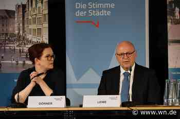 Premiere nach über 15 Jahren: Lewe trägt sich ins Goldene Buch ein