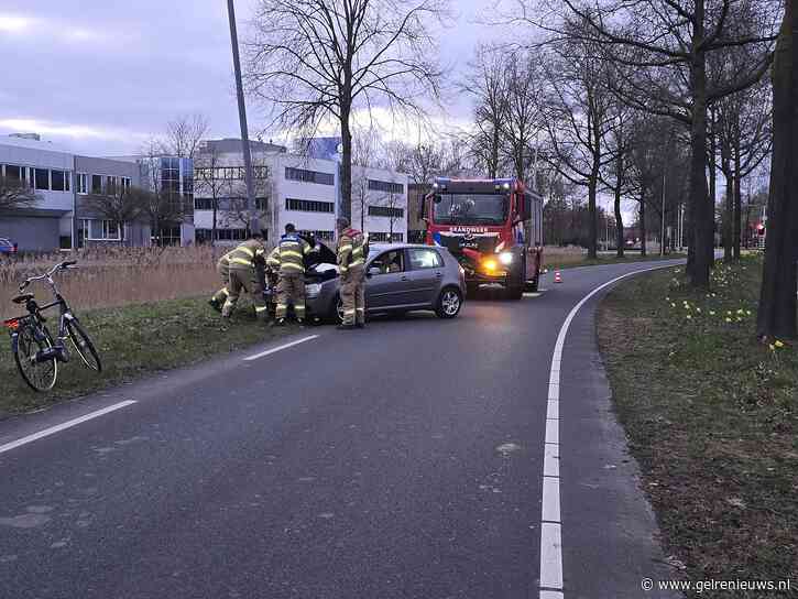 Auto botst tegen lantaarnpaal, bestuurder gewond