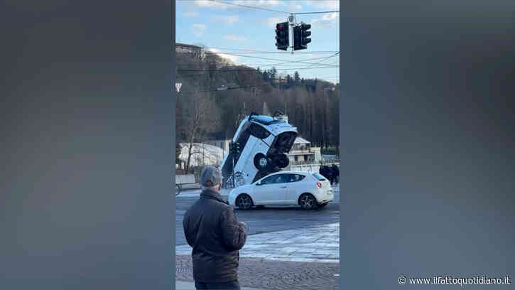 La retromarcia poi la caduta: il momento in cui il bus turistico precipita nel fiume Po a Torino – Le immagini