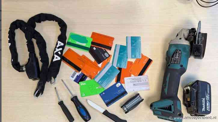 Man op gestolen scooter opgepakt met 15 bankpasjes op zak