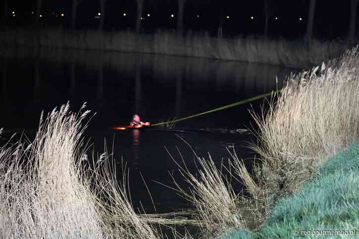 Omstanders halen bestuurder uit te water geraakte auto in Westbeemster