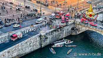 Verunglücktes Wendemanöver?: Reisebus stürzt in Turin in Fluss - Fahrer tot