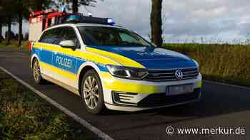 Cabrio landet nach Unfall auf Bahngleisen – Verursacher auf der Flucht