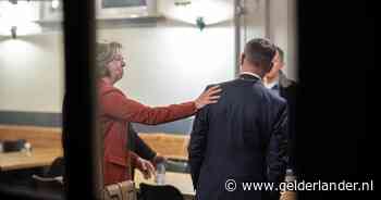 Natte ogen en veel ‘respect’, emoties lopen op na abrupt vertrek burgemeester Tiel: ‘Mijn God kerel, wat doe je nou...’